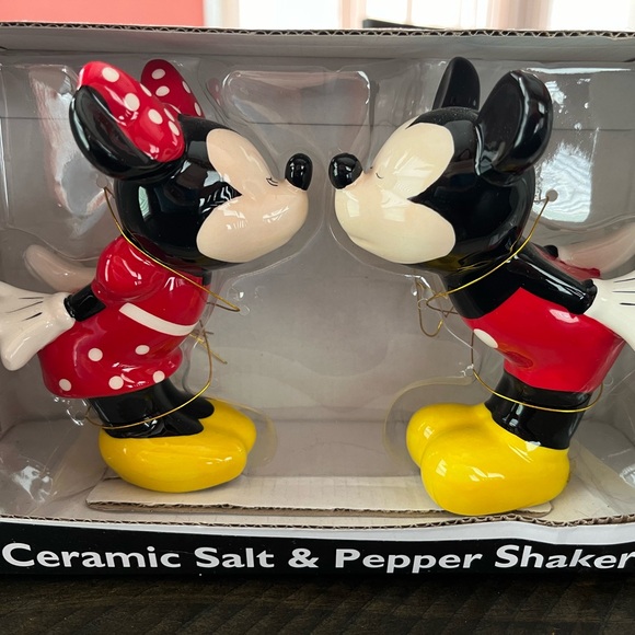 NWT-Disney Mickey and Minnie Kissing Salt and Pepper Shakers - Picture 6 of 11